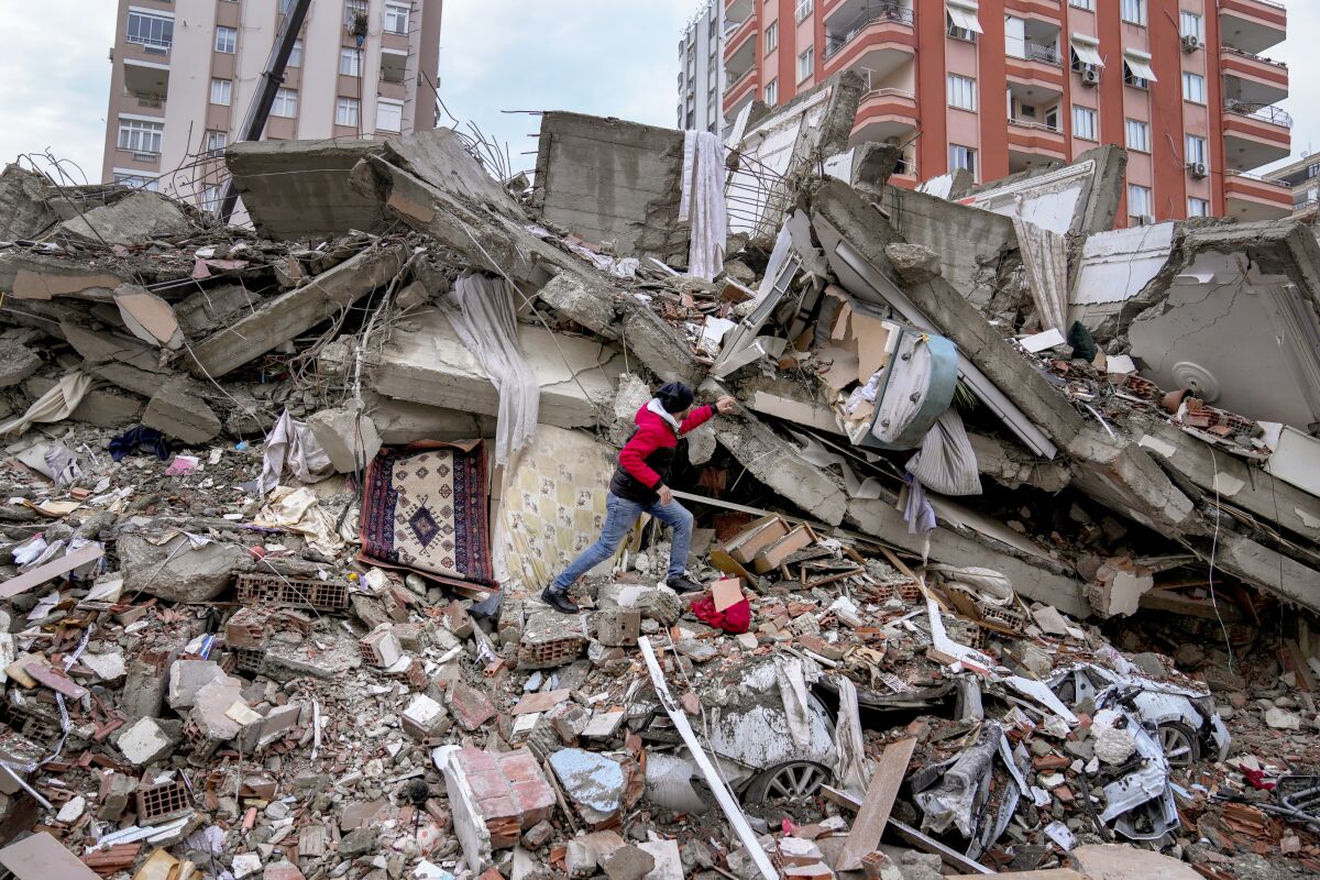 Una risposta al terremoto - Una campagna di donazioni da parte degli studenti in Italia /

A response to the earthquake - A donation campaign by students in Italy/

الاستجابة للزلزال - حملة تبرعات ينظمها طلاب من إيطاليا